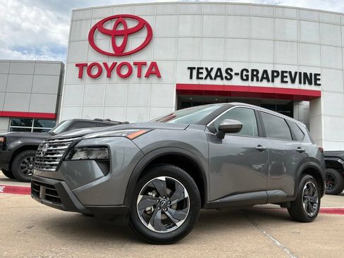 Used 2025 Nissan Rogue SV FWD image 2