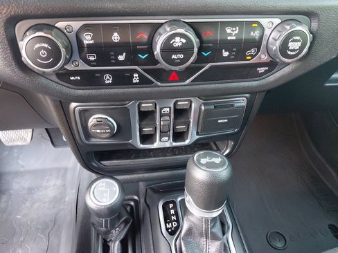 Used 2025 Jeep Wrangler Unlimited Sport AWD/4WD image 11
