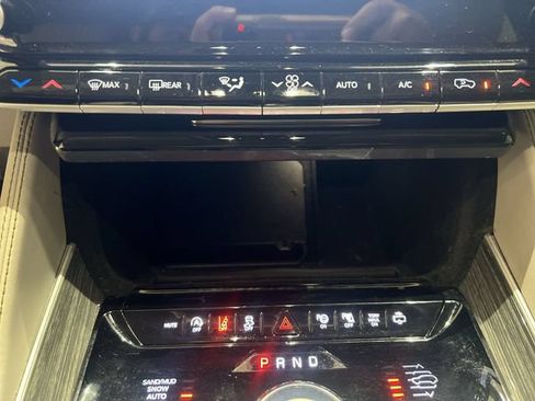 Used 2022 Jeep Wagoneer Series II w/ Convenience Group I AWD/4WD image 17