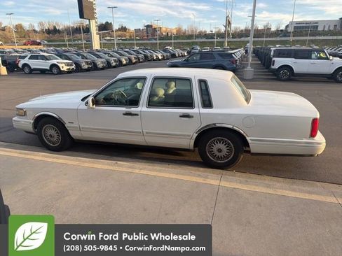 Used 1996 Lincoln Town Car Signature image 5