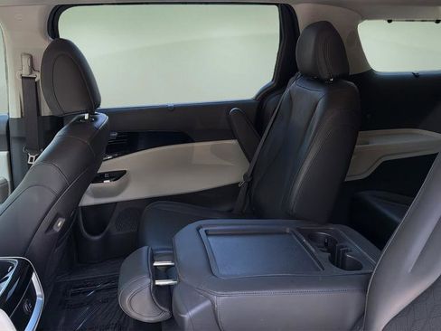 Used 2023 Kia Carnival EX FWD image 14