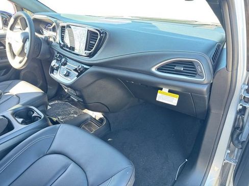 New 2026 Chrysler Pacifica Select AWD/4WD image 18