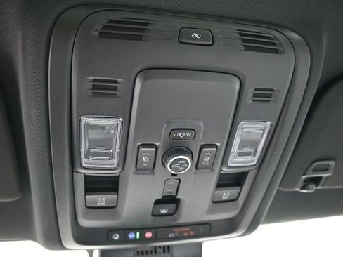 New 2025 Chevrolet Suburban Premier image 38