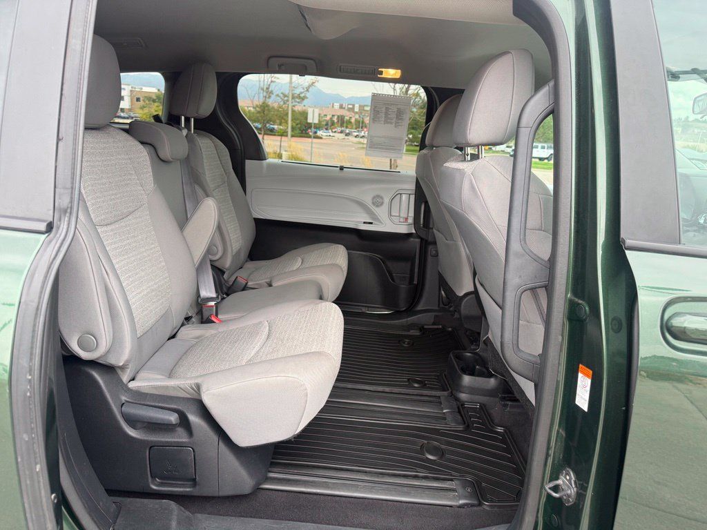 Used 2025 Toyota Sienna LE AWD/4WD image 27