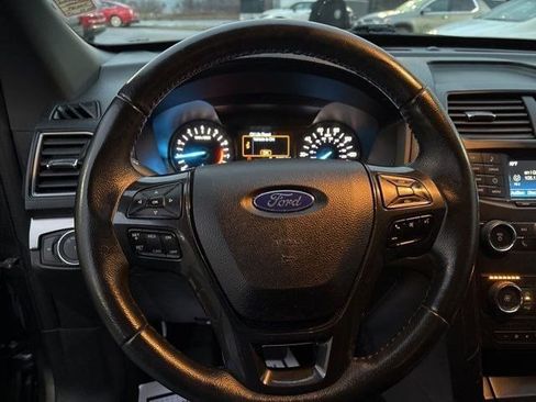 Used 2018 Ford Explorer XLT image 16