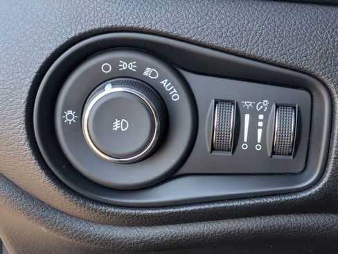 Used 2017 Jeep Renegade Trailhawk AWD/4WD image 15