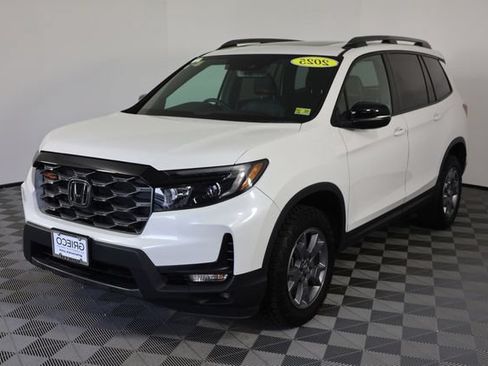 Used 2025 Honda Passport TrailSport image 3