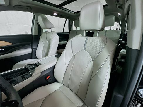 Used 2024 Toyota Grand Highlander AWD image 20