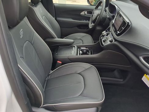 New 2026 Chrysler Pacifica Limited w/ S Appearance Package image 17