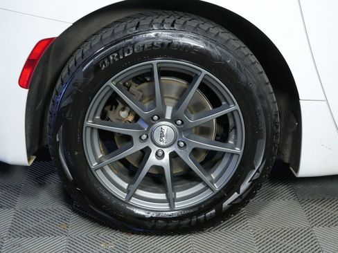 Used 2018 Chrysler Pacifica Limited w/ Tire & Wheel Group FWD image 11