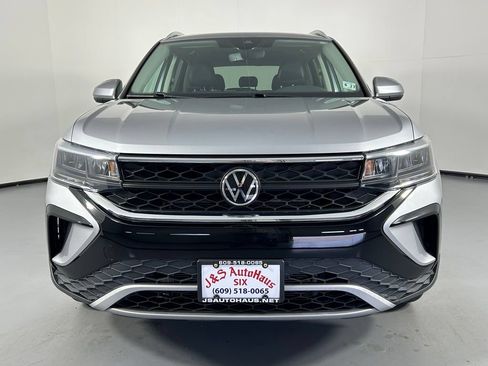 Used 2022 Volkswagen Taos SE w/ Panoramic Sunroof Package AWD/4WD image 2