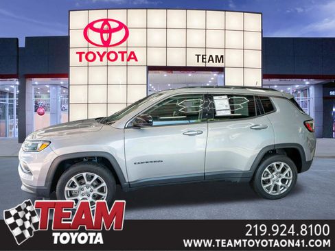 Used 2022 Jeep Compass Latitude image 1