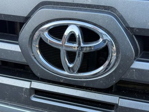 Used 2017 Toyota Tacoma Limited image 9