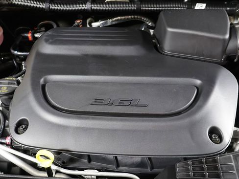 Used 2023 Chrysler Pacifica Touring-L FWD image 17