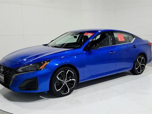 Certified 2025 Nissan Altima 2.5 SR FWD image 3