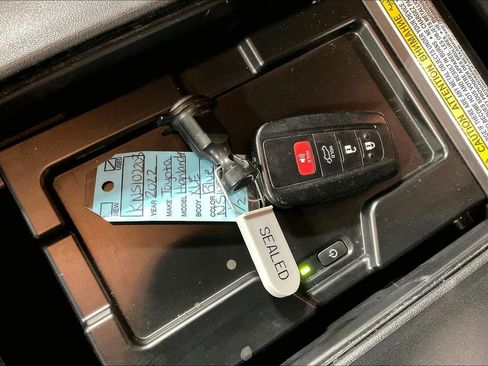 Used 2022 Toyota Highlander XLE image 13