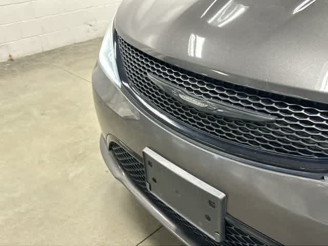 Used 2020 Chrysler Pacifica Limited FWD image 31