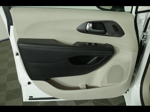 Used 2023 Chrysler Pacifica Touring-L FWD image 22