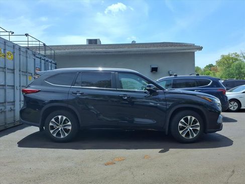 Used 2023 Toyota Highlander XLE AWD/4WD image 4