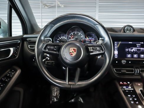 Certified 2022 Porsche Macan image 13