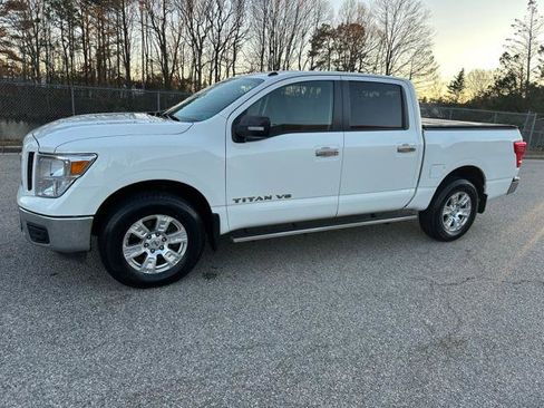 Used 2019 Nissan Titan SV image 9