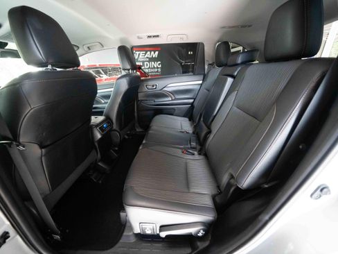 Used 2019 Toyota Highlander Plus w/ Carpet Mat Package (TMS) AWD/4WD image 23