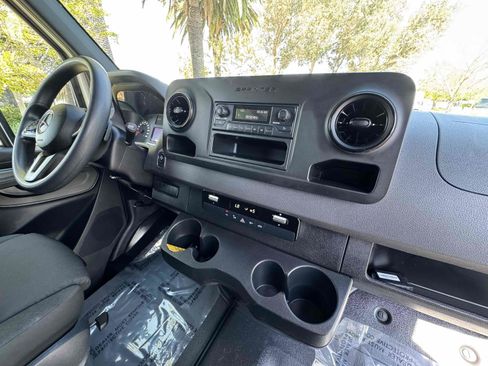 Used 2022 Mercedes-Benz Sprinter 1500 image 3