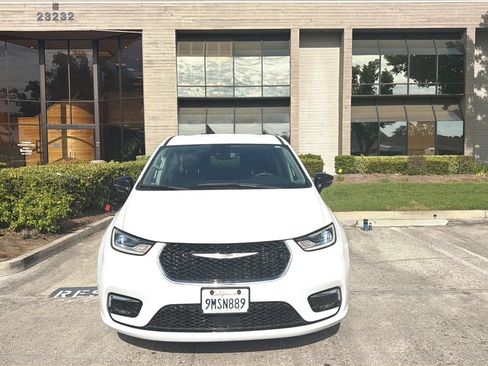 Used 2024 Chrysler Pacifica Limited FWD image 3