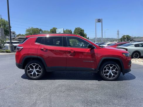 Used 2024 Jeep Compass Latitude AWD/4WD image 4