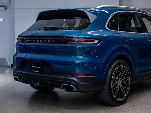 Certified 2025 Porsche Cayenne AWD/4WD image 25