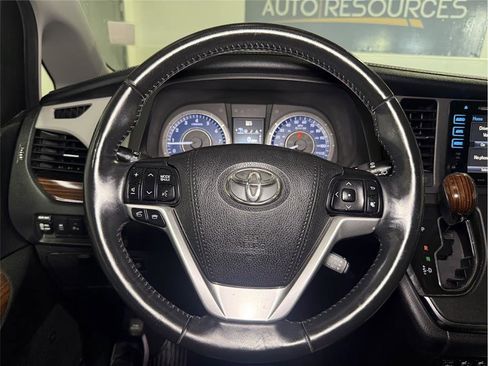 Used 2017 Toyota Sienna Limited Premium image 33