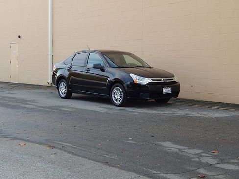 Used 2010 Ford Focus SE image 1