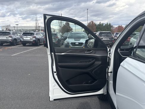 New 2025 Jeep Grand Cherokee L Limited image 16