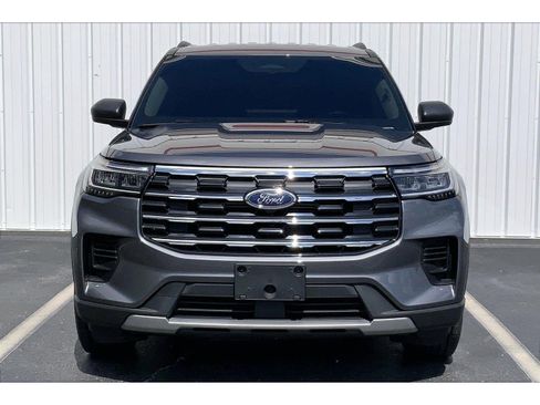 Used 2026 Ford Explorer Active AWD/4WD image 3