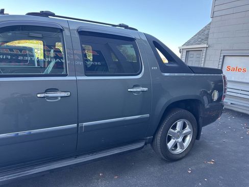 Used 2011 Chevrolet Avalanche LTZ image 5