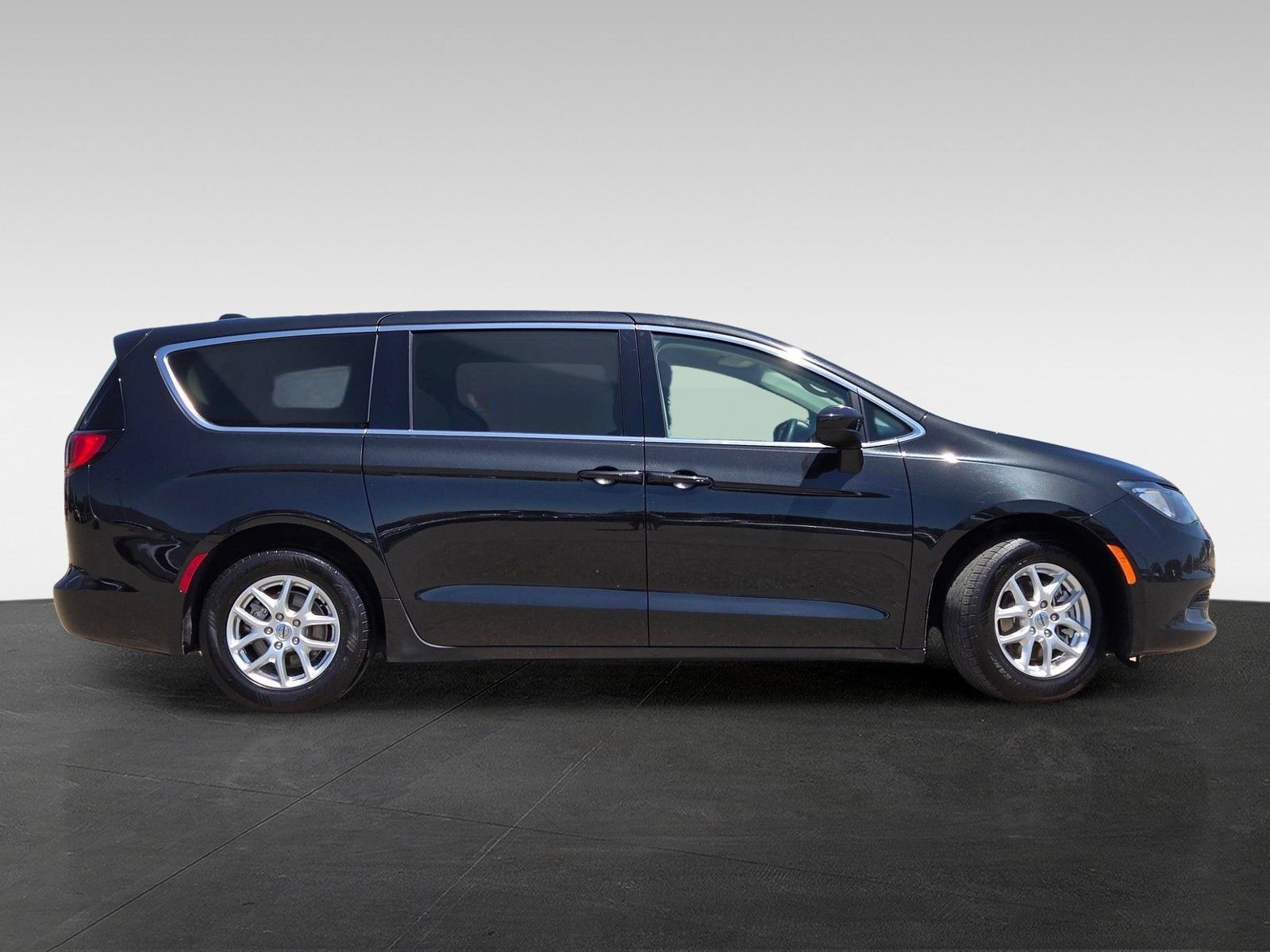 Used 2022 Chrysler Voyager LX FWD image 4
