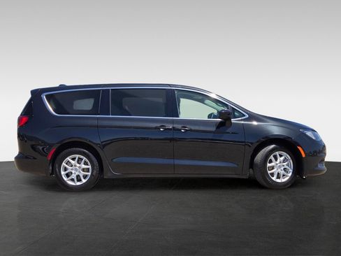 Used 2022 Chrysler Voyager LX FWD image 4