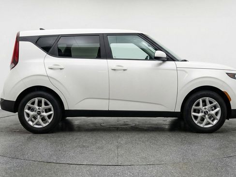 Used 2025 Kia Soul LX w/ LX Technology Package FWD image 8