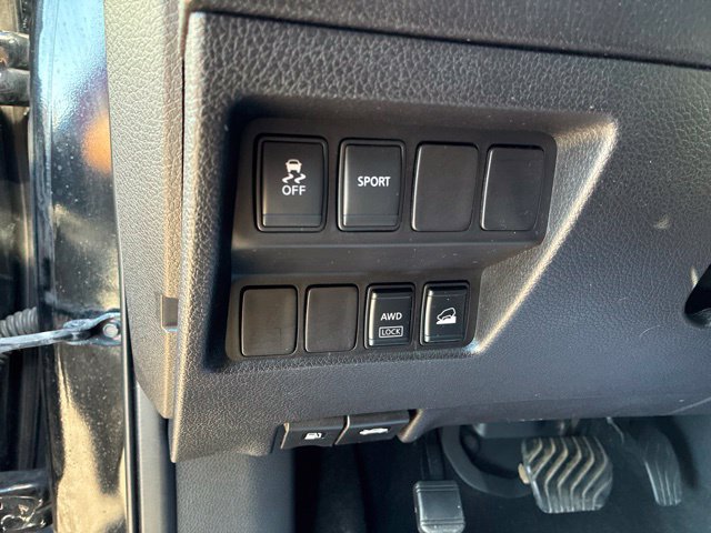 Used 2014 Nissan Rogue SV AWD/4WD image 8