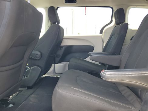 Used 2022 Chrysler Voyager LX image 12