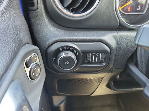 Used 2020 Jeep Wrangler Unlimited Sahara AWD/4WD image 24