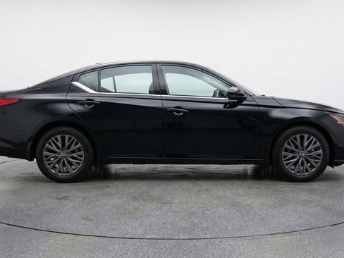 Used 2025 Nissan Altima 2.5 SV FWD image 11