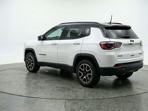 Used 2025 Jeep Compass Trailhawk image 6