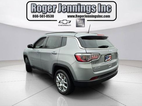 Used 2022 Jeep Compass Latitude image 3