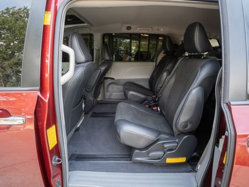 Used 2014 Toyota Sienna SE FWD image 16