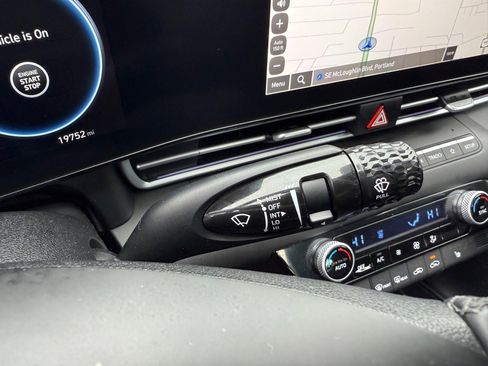 Used 2025 Hyundai Elantra SEL image 27