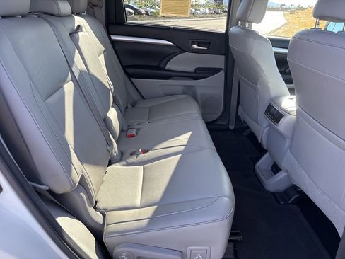 Used 2017 Toyota Highlander XLE w/ Carpet Mat Package AWD/4WD image 18