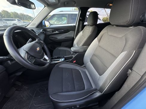 Used 2024 Chevrolet TrailBlazer LT w/ Convenience Package FWD image 3