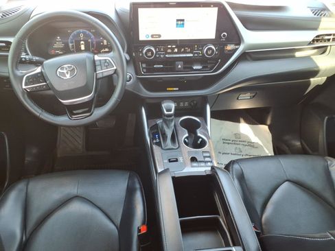 Used 2023 Toyota Highlander Platinum FWD image 12