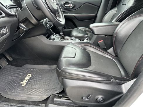 Used 2019 Jeep Cherokee Trailhawk image 13